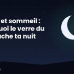 Verre de vin et verre d'eau sur une table de chevet la nuit, illustrant l'effet de l'alcool sur le sommeil