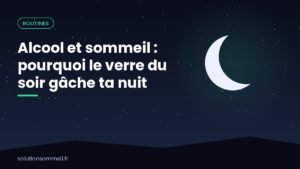Verre de vin et verre d'eau sur une table de chevet la nuit, illustrant l'effet de l'alcool sur le sommeil