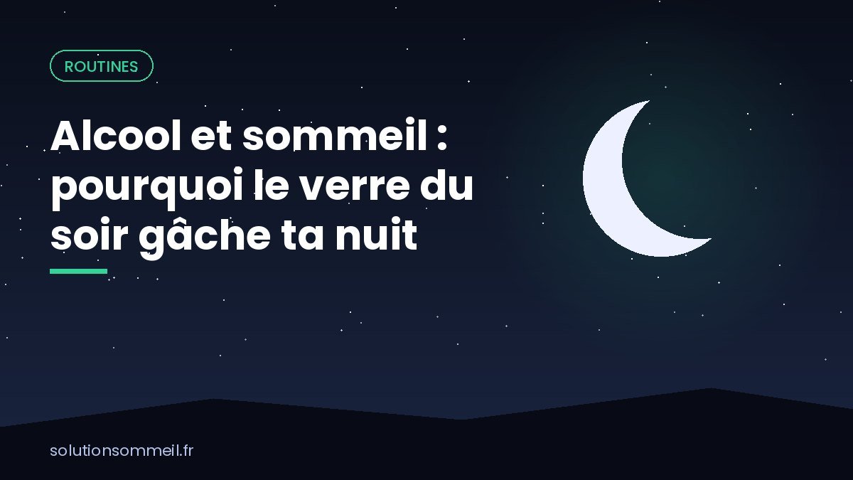 Verre de vin et verre d'eau sur une table de chevet la nuit, illustrant l'effet de l'alcool sur le sommeil