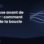 Personne assise au bord du lit notant ses pensées dans un carnet pour apaiser l'angoisse avant de dormir