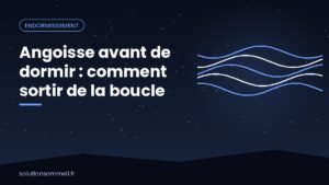 Personne assise au bord du lit notant ses pensées dans un carnet pour apaiser l'angoisse avant de dormir
