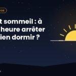 Tasse de café fumante l'après-midi à côté d'une horloge, avec une tisane et un ciel qui passe au soir par la fenêtre