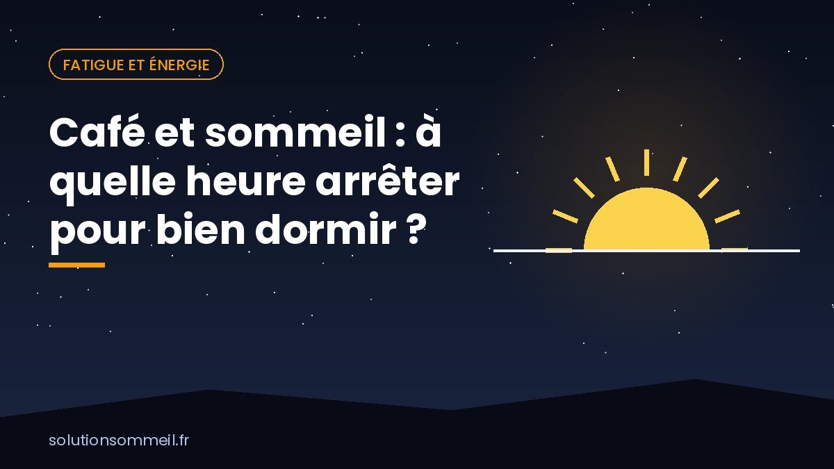 Tasse de café fumante l'après-midi à côté d'une horloge, avec une tisane et un ciel qui passe au soir par la fenêtre