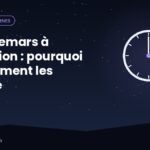 Personne assise dans son lit à l'aube qui respire calmement après un cauchemar, carnet sur la table de chevet