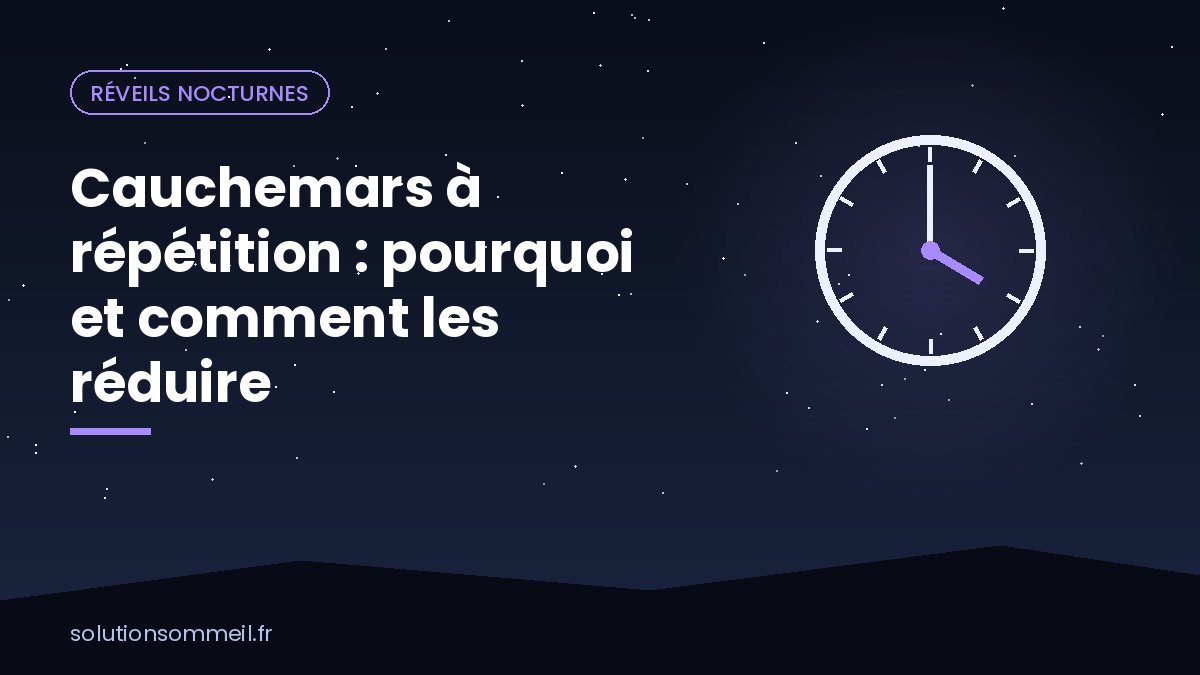 Personne assise dans son lit à l'aube qui respire calmement après un cauchemar, carnet sur la table de chevet