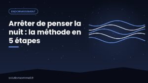 Carnet de décharge mentale posé près d'un lit, pensées rangées pour arrêter de penser la nuit
