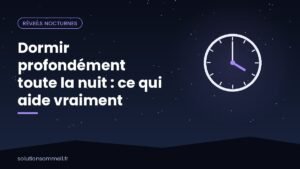 Personne endormie paisiblement dans une chambre fraîche et sombre, symbolisant le sommeil profond