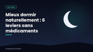 Tasse de tisane et lampe douce sur une table de chevet, ambiance du soir pour mieux dormir naturellement