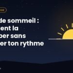 Personne fatiguée à son bureau le soir, avec un sablier et une balance symbolisant le sommeil en retard