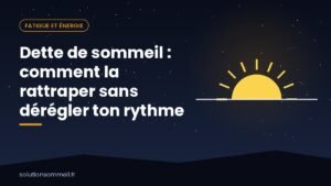 Personne fatiguée à son bureau le soir, avec un sablier et une balance symbolisant le sommeil en retard