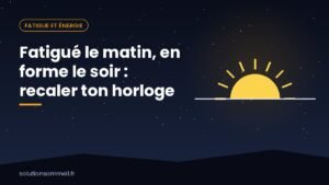 Illustration d'un matin endormi et d'une soirée animée reliés par une horloge, symbole d'un rythme décalé vers le soir
