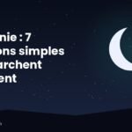 Personne assise au bord du lit dans une chambre sombre, cherchant une solution à l'insomnie