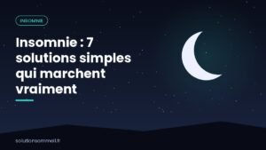 Personne assise au bord du lit dans une chambre sombre, cherchant une solution à l'insomnie