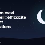 Chambre dans la pénombre avec lampe chaude et ciel crépusculaire, symbole de la mélatonine et du sommeil