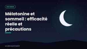 Chambre dans la pénombre avec lampe chaude et ciel crépusculaire, symbole de la mélatonine et du sommeil