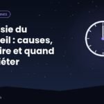 Personne allongée immobile dans son lit à l'aube, dans une chambre calme aux tons bleu nuit