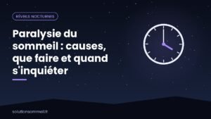 Personne allongée immobile dans son lit à l'aube, dans une chambre calme aux tons bleu nuit