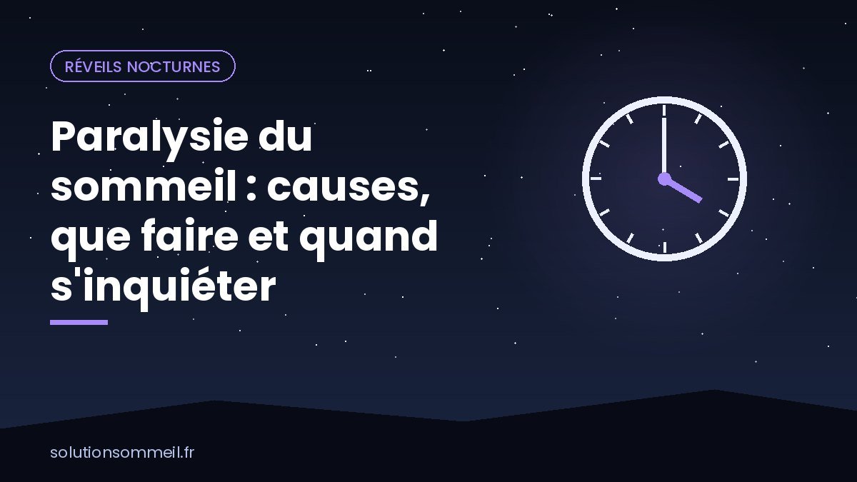 Personne allongée immobile dans son lit à l'aube, dans une chambre calme aux tons bleu nuit