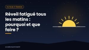Personne assise au bord du lit s'étirant face à la fenêtre au lever du soleil, un verre d'eau sur la table de chevet