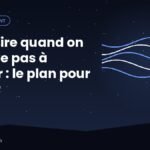 Personne lisant sous une lampe douce la nuit après s'être levée faute de sommeil
