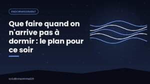 Personne lisant sous une lampe douce la nuit après s'être levée faute de sommeil