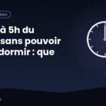 Personne réveillée à l'aube dans une chambre où la lumière du matin filtre à travers les rideaux