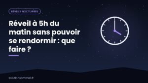 Personne réveillée à l'aube dans une chambre où la lumière du matin filtre à travers les rideaux