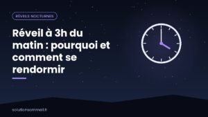 Personne réveillée la nuit dans une chambre sombre, réveil retourné sur la table de chevet