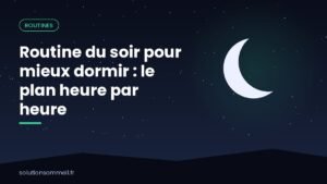 Chambre apaisée le soir avec lampe douce, livre et carnet pour une routine du soir