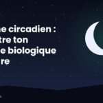 Illustration mi-jour mi-nuit avec une horloge, la lumière du matin et une lampe douce le soir, symbolisant le rythme circadien