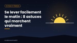 Chambre au lever du jour avec volets ouverts, réveil posé loin du lit et verre d'eau