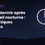 Personne détendue qui se rendort dans une chambre sombre, veilleuse douce et carnet sur la table de chevet
