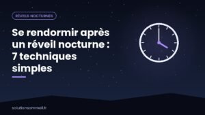 Personne détendue qui se rendort dans une chambre sombre, veilleuse douce et carnet sur la table de chevet