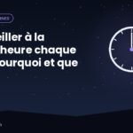 Chambre de nuit avec un réveil retourné vers le mur et une personne endormie