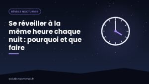 Chambre de nuit avec un réveil retourné vers le mur et une personne endormie