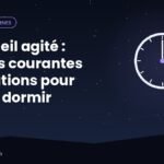 Lit aux draps froissés qui s'apaisent dans une chambre de nuit fraîche