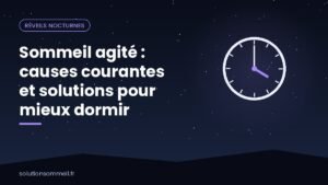 Lit aux draps froissés qui s'apaisent dans une chambre de nuit fraîche