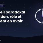 Personne endormie, immobile, avec un nuage de rêves lumineux au-dessus d'elle, illustrant le sommeil paradoxal