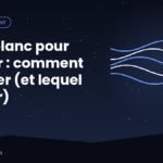 Chambre paisible la nuit avec un appareil à bruit blanc diffusant des ondes douces près d'une personne endormie