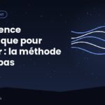 Personne assise au bord du lit dans une chambre tamisée, respirant lentement en cohérence cardiaque avant de dormir