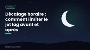 Illustration d'un voyageur en avion devant un hublot mi-nuit mi-lever de soleil, symbolisant le décalage horaire