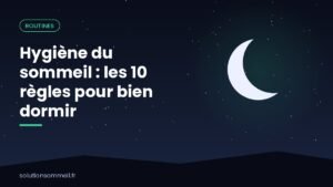 Chambre apaisante le soir avec téléphone rangé, lampe douce et livre, illustrant l'hygiène du sommeil