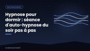 Illustration d'une personne allongée qui imagine un escalier de lumière descendant vers une plage paisible, symbolisant l'auto-hypnose pour dormir