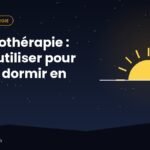 Illustration d'un petit-déjeuner d'hiver devant une lampe lumineuse blanche, au lever du jour, pour illustrer la luminothérapie