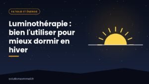 Illustration d'un petit-déjeuner d'hiver devant une lampe lumineuse blanche, au lever du jour, pour illustrer la luminothérapie