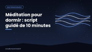 Personne allongée dans son lit pratiquant une méditation de scan corporel, une douce lumière parcourant son corps