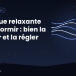 Chambre tamisée la nuit avec une petite enceinte diffusant une musique douce près d'une personne endormie