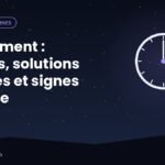 Couple endormi dans un lit la nuit, l'un sur le côté, avec des ondes sonores douces qui s'estompent
