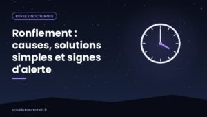 Couple endormi dans un lit la nuit, l'un sur le côté, avec des ondes sonores douces qui s'estompent