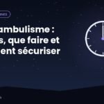 Couloir de maison la nuit avec une veilleuse et une barrière d'escalier, silhouette en pyjama vue de dos